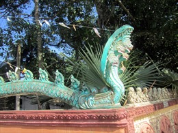 Tượng Naga và tượng Neak trong chùa Khmer